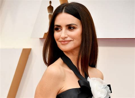 Penelope Cruz Shows Off New 90s Hair And Her A Lister Pals Approve