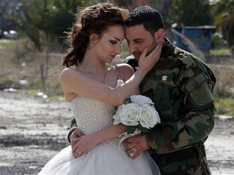 Syrian Couple Takes Wedding Photos Amid Ruins Of Homs Abc News
