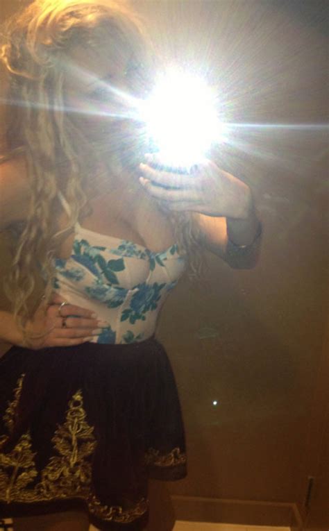 Twitter Hottie From Amanda Bynes Sexy Twitpic Selfies E News