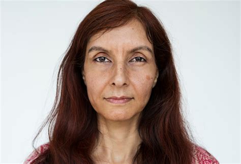Mujer Worldface Indian En Un Fondo Blanco Foto Gratis
