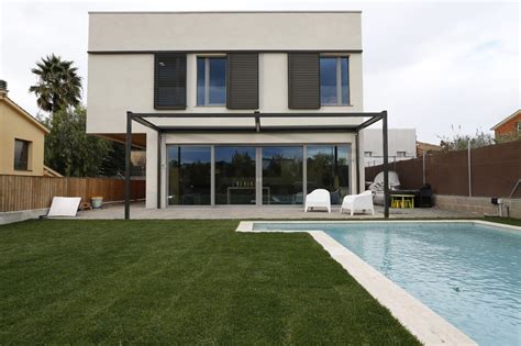 Los entornos del monasterio, el patrimonio cultural, la fachada principal y la cubierta a. Sant Cugat estrena la seva primera casa passiva certificada