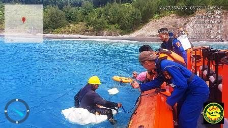 Tim SAR Gabungan Evakuasi 3 Orang Nelayan Di Pulau Sertung Kalianda