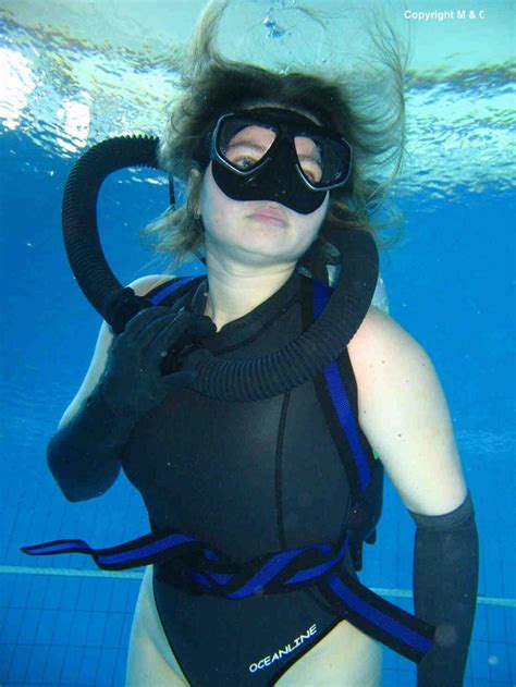 Pin P Underwater Vintage Scuba Woman