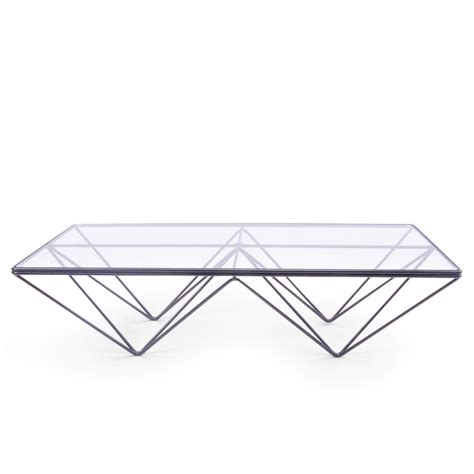 The alanda tables's struc­ture, serving as both pedestal and support, recalls a group of upturned pyra­mids, a geodetic frame that has always char­ac­ter­ized it as if it was a magical object, entrap­ping and ampli­fy­ing cosmic energy. Vintage Alanda Coffee Table by Paolo Piva for B&B Italia, 1980s