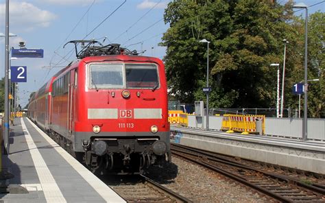 Het station wordt naast regionale treinen ook aangedaan door een groot aantal ice's en intercities en. 111 113 DB kommt die Kohlscheider-Rampe hoch aus Richtung ...