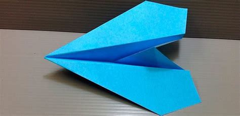 Hacer aviones de papel es divertido y fácil, en unos minutos puedes crear distintos tipos de aviones con papel blanco o con papel de colores para que sean especiales. Papiroflexia aviones