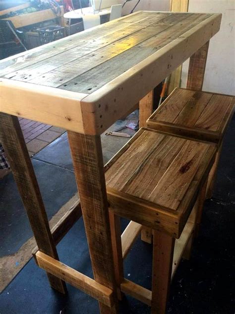 You can only see the finished project's image which not woodwork, even for a simple project like diy outdoor bar stool need a precise measurement and guides. Pallet Lunch Bar with Stools | Pallet Furniture DIY