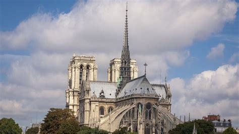 KISALFOLD Notre Dame A leomlott huszártorony eredeti formában
