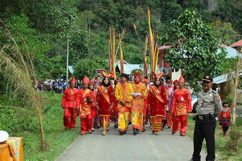 Pakaian adat masyarakat karo hampir sama dengan pakaian tradisional sumatera utara. 36+ Gambar Baju Adat Koto Gadang, Modis Dan Cantik
