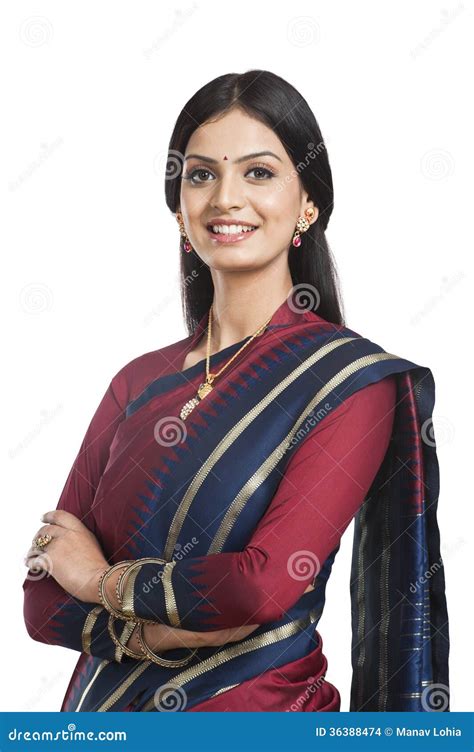 Indische Frau Die Im Sari Aufwirft Stockfoto Bild Von Frontseite