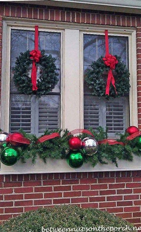 30 Insanely Beautiful Last Minute Christmas Windows