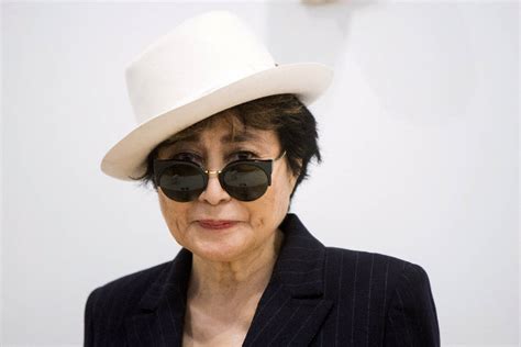 Aug 17, 2015 · yoko ono still lives in the dakota and says she saw lennon's ghost there. Gente - Hospitalizada en Nueva York la artista Yoko Ono ...
