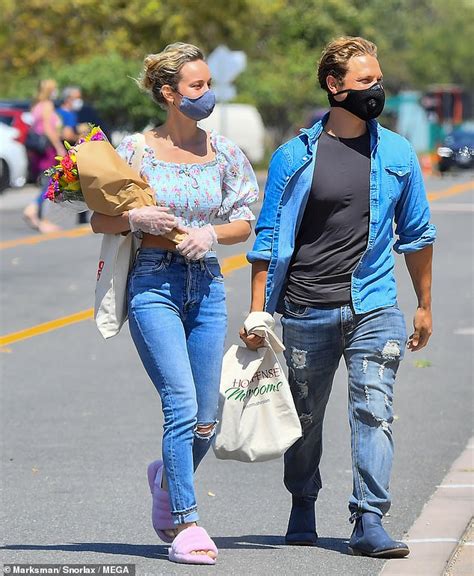 Brie Larson Bf Elijah Allan Blitz Bumps Face Masks At La Farmer S Market Lipstick