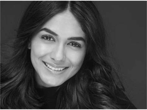 mrunal thakur interesting facts about the super 30 actress