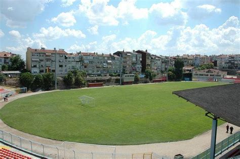Karagümrük stadyumu, i̇stanbul'un fatih ilçesinin karagümrük semtinde, fevzipaşa caddesi 1986 yılında stad ışıklandırılması yapılmış ve vefa stadyumu'ndaki ilk gece maçı 5 eylül 1986 tarihinde. Karagümrük (Vefa) Stadı - İstanbul İli
