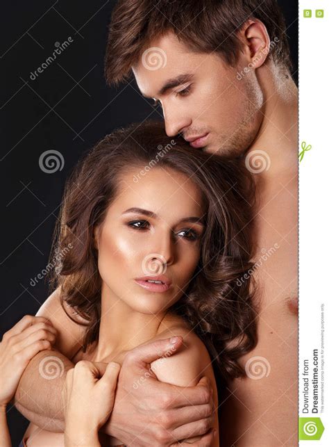 Sexy Schoonheidspaar Het Kussen Paarportret Sensuele Donkerbruine Vrouw