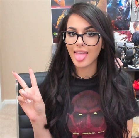 Pin By Soren Vinsable On Ssniperwolf Sssniperwolf Girls With Glasses