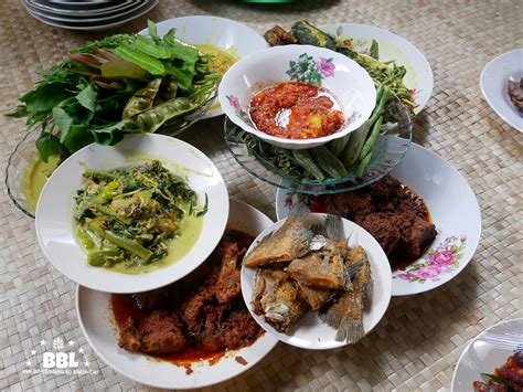 Pucuk ubi masak lemak pucuk ubi ikan bilis bwg merah bwg putih cili api santan daun kunyit soda bikarbonat garam gula. Jamu Selera Masakan Kampung Di Rumah Makan Sri Muallim ...
