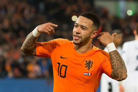 Born 13 february 1994), also known simply as memphis, is a dutch professional footballer who plays as a forward for ligue 1 club lyon and the. Memphis Depay speelt voor Kerstman en geeft iedere dag ...