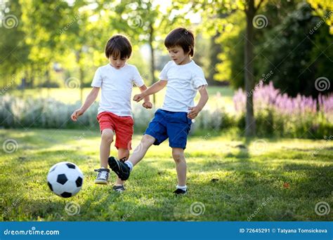 Dos Niños Lindos Jugando Al Fútbol Junto Verano Chi Imagen De Archivo