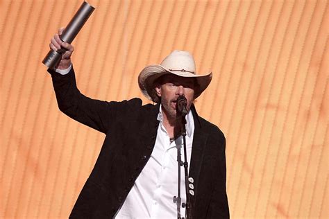 Toby Keith Receives 2023 Peoples Choice Country Awards Music Icon Prize