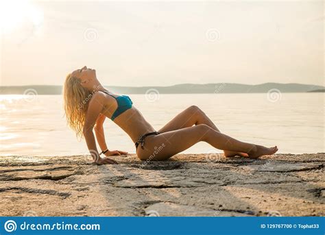 Silhueta Modelo Da Menina Atrativa Nova Na Praia Foto De Stock Imagem De Povos Fêmea 129767700