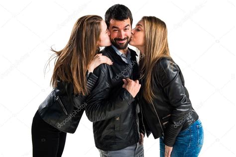Mujeres Besando A Un Hombre — Fotos De Stock © Luismolinero 108003970