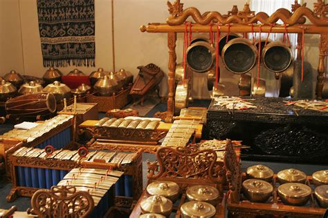 Bonang merupakan alat musik instrumen jawa timur, selain di jawa timur bonang juga cukup terkenal di daerah lain, misalnya seperti di jawa barat. Gamelan Jawa - Wikipedia bahasa Indonesia, ensiklopedia bebas