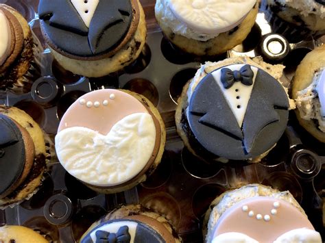 Bride And Groom Cupcakes Bride And Groom Cupcakes Cupcakes Desserts