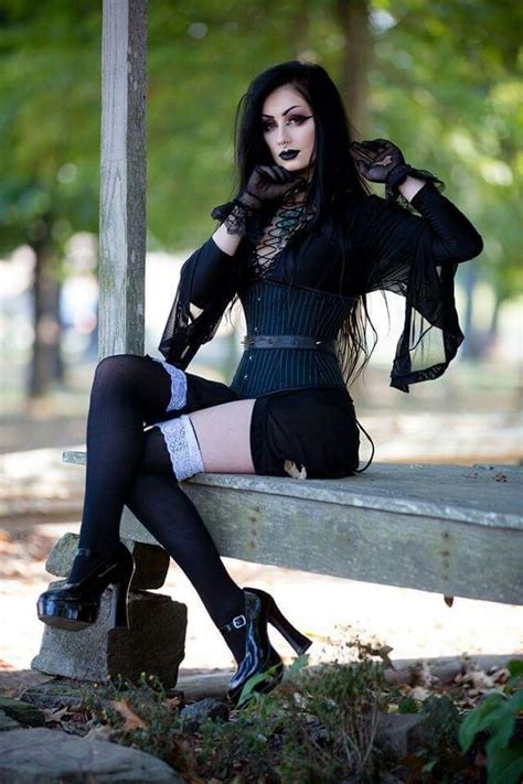 pretty goth style gothicwoman gothic fashion vampire fashion goth fashion
