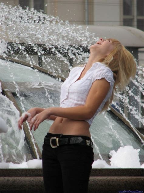 Girls In Fountain Pics