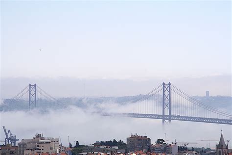 ˈpõt(ɨ) ˈvĩt i ˈsĩku ðɨ ɐˈβɾiɫ) is a suspension bridge connecting the city of lisbon, capital of portugal, to the municipality of almada on the left (south) bank of the tagus river.it was inaugurated on august 6, 1966. Ponte 25 de Abril - Golden Gate van Lissabon | We Heart Lisbon