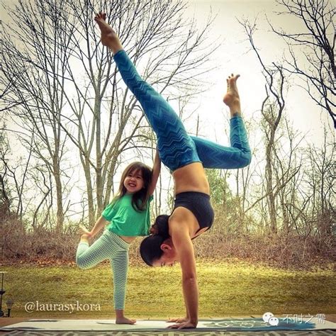 Madre E Hija De 4 Años Toman Increíbles Fotos Haciendo Yoga Juntas