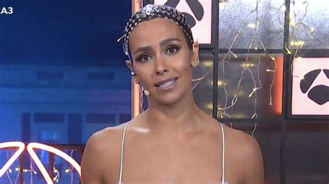 Cristina Pedroche Se Pasea Desnuda Por Antena 3 Para Promocionar Las