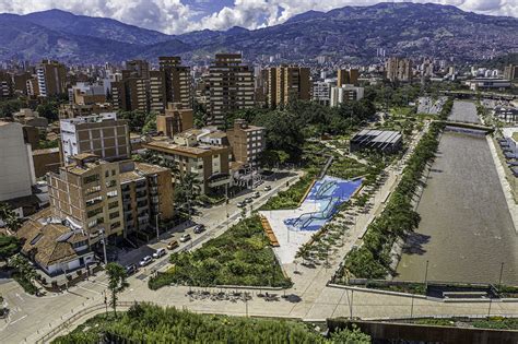 Medellin is located at the base of the aburra valley, surrounded by mountains flanked by envigado in the south and bello in the medellin factfile. Ciudad del Río: el urbanismo de Medellín