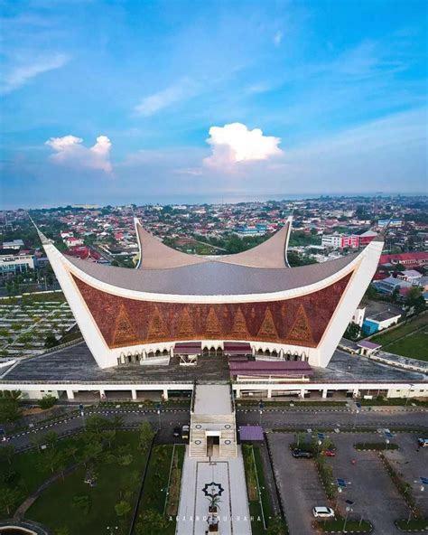 9 Potret Masjid Raya Sumatra Barat Berbentuk Rumah Gadang