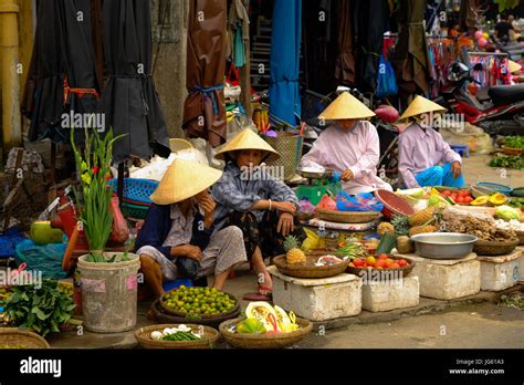 vietnamese-market-traders-and-street-vendors,-hoi-an,-vietnam-stock