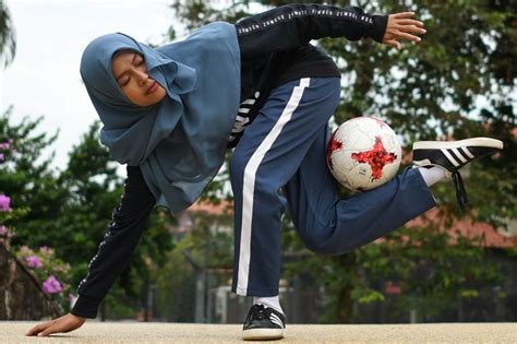 This Malaysian Girl Wearing A Hijab Has Mad Freestyle Football Skills