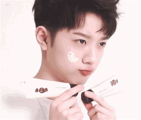 Wanna one (워너 원), produce 101'in sonucunda bir araya gelen bir proje grubudur. 上天啊!請賜我一隻小奶狗吧! - 每日頭條