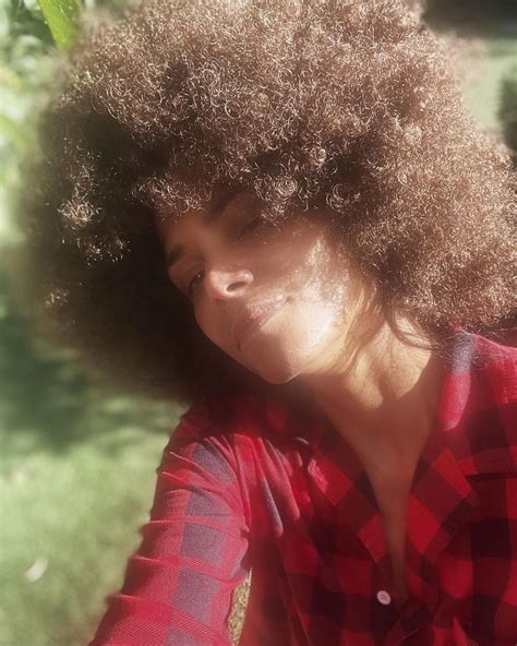 Halle Berry Shows Off Natural Hair In Stunning Afro Selfie