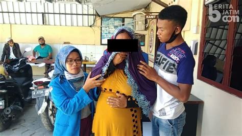 Pelaku Tak Kunjung Tertangkap Ibu Korban Dugaan Pemerkosaan Bergilir Menangis Di Polres Sampang