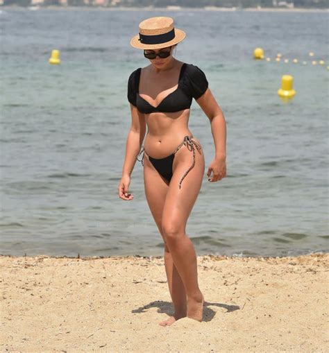 Francesca Allen Flaunts Her Sexy Figure On The Beach In Dubai 8 Photos
