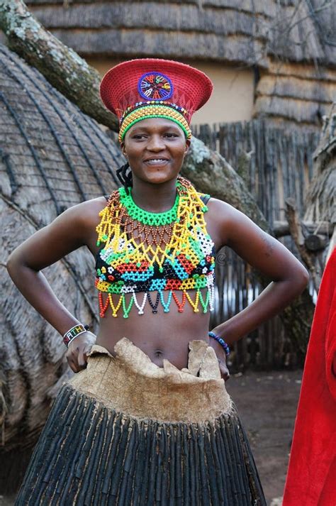 mujer del zulú que lleva la ropa hecha a mano en el pueblo cultural de lesedi foto editorial