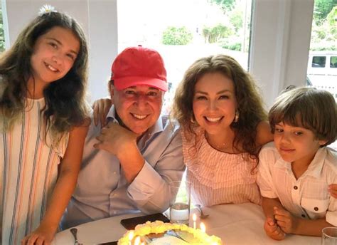 Thalía Con Sus Hijos Sabrina Matthew Y Su Marido Tommy Mottola