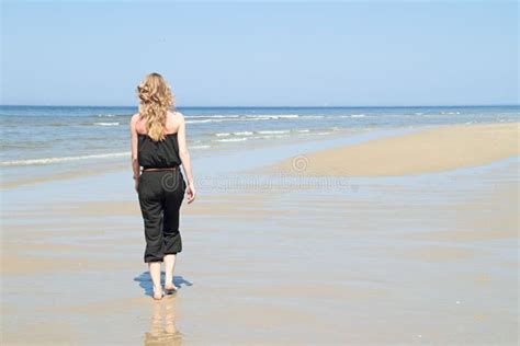 junge blonde frau die auf dem strand sich entspannt stockbild bild von strand gesund 11799777