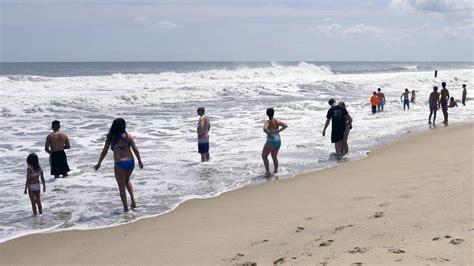 swimmers itching to get rid of sea lice outbreak on maryland beach