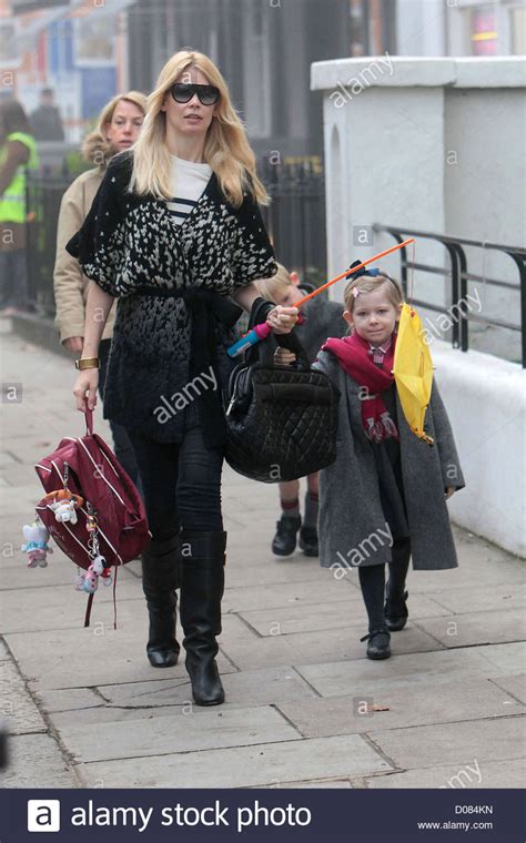 Ihr drittes kind wird wieder ein mädchen. Claudia Schiffer zu Fuß ihre Tochter Clementine School ...