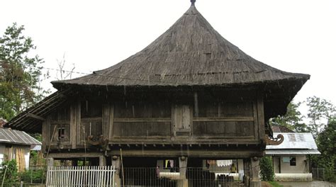 Rumah adat lampung mempunyai pondasi terbuat dari batu berbentuk persegi yang disebut umpak batu. Istilah Nama Nuwo Sesat