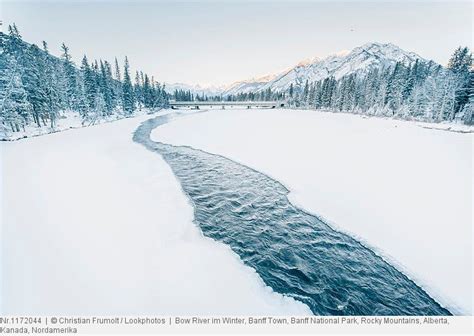 Bow River Im Winter Banff Town Banff Bild Kaufen