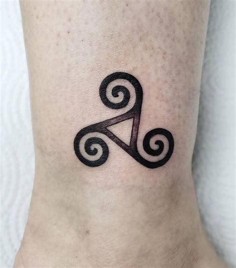 30 Gorgeous Triskelion Tattoos For Your Next Ink Xuzinuo Page 13